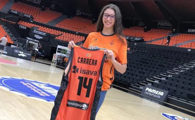 Raquel Carrera posa tras fichar hace unas semanas con el Valencia Basket.
