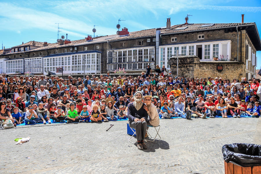 La XIV Muestra Internacional de Artes de Calle de Vitoria llena la ciudad este sábado de muestras de humor, drama e intervenciones artísticas