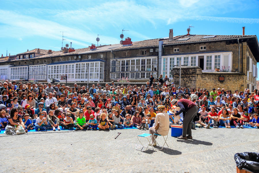 La XIV Muestra Internacional de Artes de Calle de Vitoria llena la ciudad este sábado de muestras de humor, drama e intervenciones artísticas