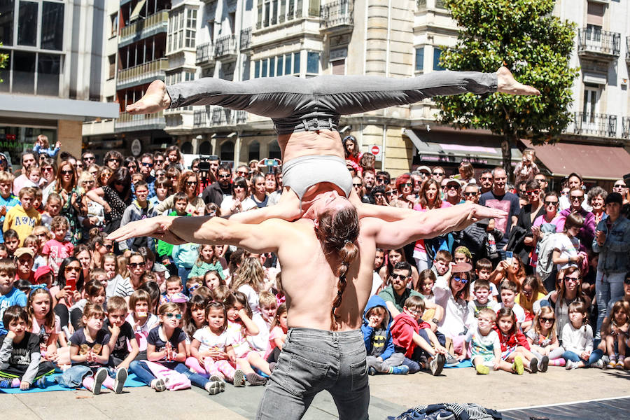 La XIV Muestra Internacional de Artes de Calle de Vitoria llena la ciudad este sábado de muestras de humor, drama e intervenciones artísticas