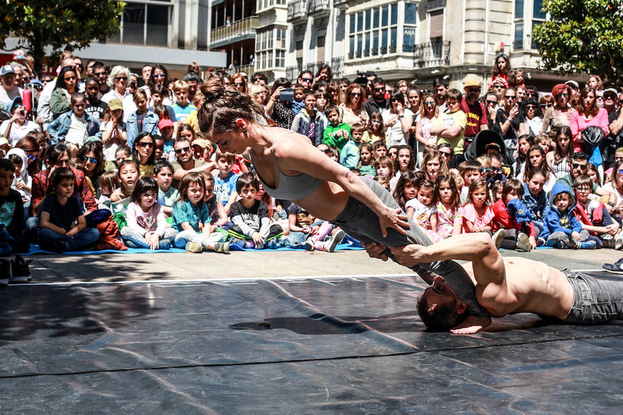 La XIV Muestra Internacional de Artes de Calle de Vitoria llena la ciudad este sábado de muestras de humor, drama e intervenciones artísticas