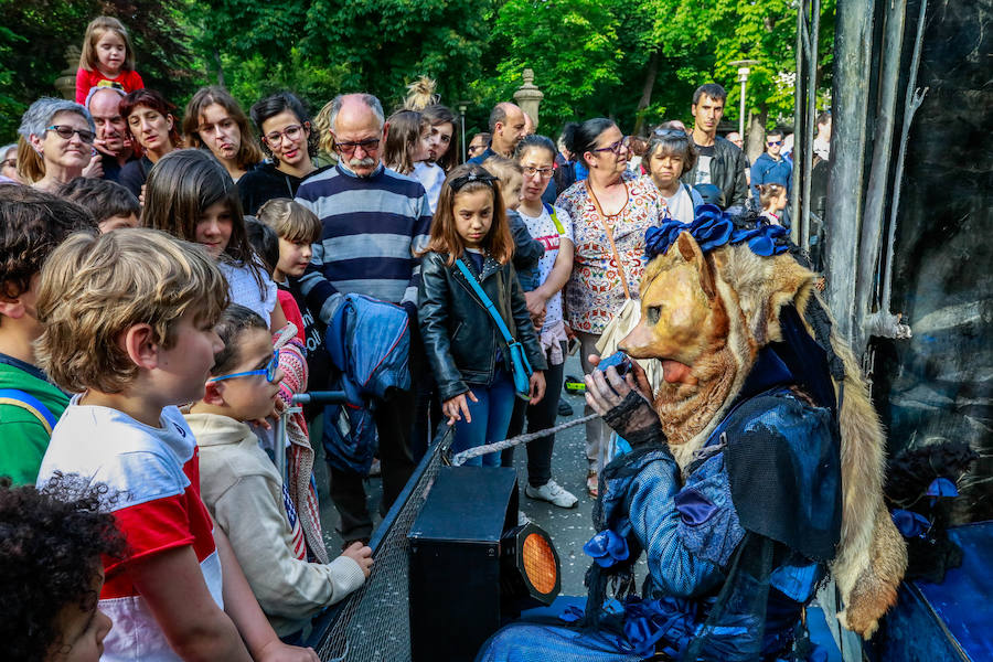 La XIV Muestra Internacional de Artes de Calle de Vitoria llena la ciudad este sábado de muestras de humor, drama e intervenciones artísticas