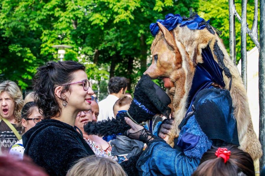 La XIV Muestra Internacional de Artes de Calle de Vitoria llena la ciudad este sábado de muestras de humor, drama e intervenciones artísticas