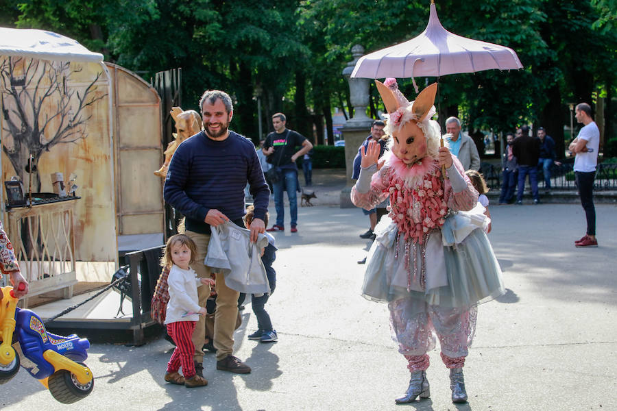 La XIV Muestra Internacional de Artes de Calle de Vitoria llena la ciudad este sábado de muestras de humor, drama e intervenciones artísticas