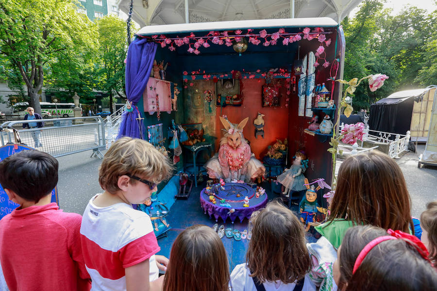 La XIV Muestra Internacional de Artes de Calle de Vitoria llena la ciudad este sábado de muestras de humor, drama e intervenciones artísticas