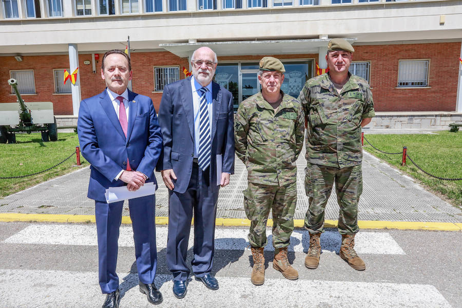 Una exposición de materiales, carros de combate, vehículos blindados o helicópteros de la Unidad Militar de Emergencia se pudieron ver este sábado durante la jornada de puertas abiertas que la Comandancia Militar de Álava organizó para intentar acercar a la ciudadanía el trabajo de las diferentes unidades de las Fuerzas Armadas y de la Guardia Civil