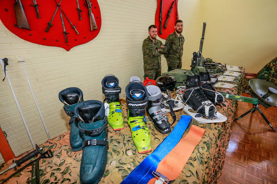 Una exposición de materiales, carros de combate, vehículos blindados o helicópteros de la Unidad Militar de Emergencia se pudieron ver este sábado durante la jornada de puertas abiertas que la Comandancia Militar de Álava organizó para intentar acercar a la ciudadanía el trabajo de las diferentes unidades de las Fuerzas Armadas y de la Guardia Civil