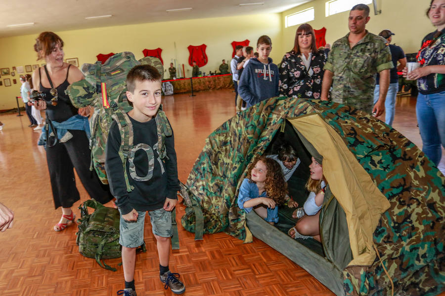 Una exposición de materiales, carros de combate, vehículos blindados o helicópteros de la Unidad Militar de Emergencia se pudieron ver este sábado durante la jornada de puertas abiertas que la Comandancia Militar de Álava organizó para intentar acercar a la ciudadanía el trabajo de las diferentes unidades de las Fuerzas Armadas y de la Guardia Civil