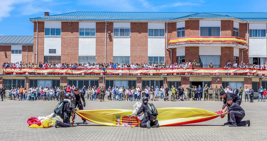 Una exposición de materiales, carros de combate, vehículos blindados o helicópteros de la Unidad Militar de Emergencia se pudieron ver este sábado durante la jornada de puertas abiertas que la Comandancia Militar de Álava organizó para intentar acercar a la ciudadanía el trabajo de las diferentes unidades de las Fuerzas Armadas y de la Guardia Civil