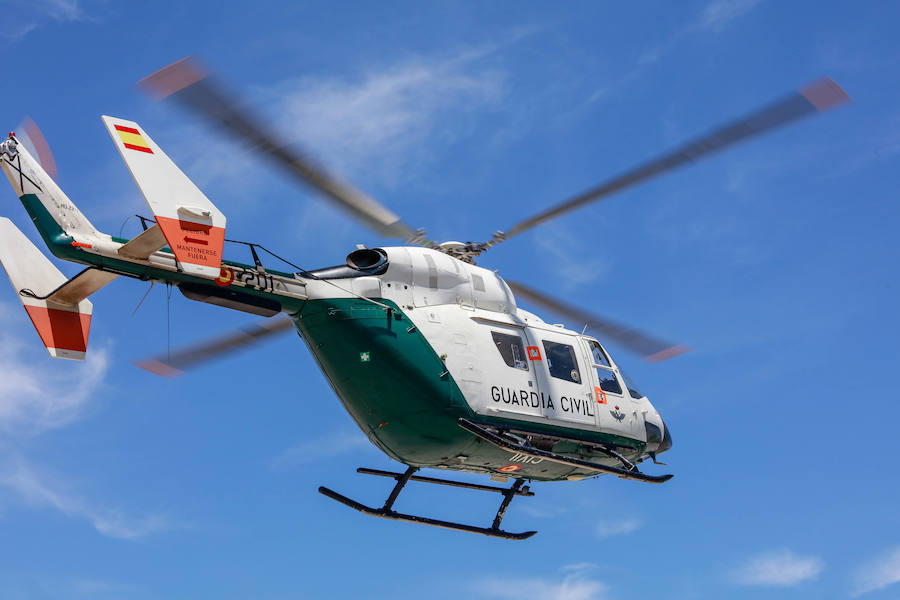 Una exposición de materiales, carros de combate, vehículos blindados o helicópteros de la Unidad Militar de Emergencia se pudieron ver este sábado durante la jornada de puertas abiertas que la Comandancia Militar de Álava organizó para intentar acercar a la ciudadanía el trabajo de las diferentes unidades de las Fuerzas Armadas y de la Guardia Civil