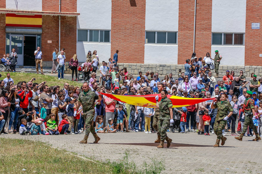 Una exposición de materiales, carros de combate, vehículos blindados o helicópteros de la Unidad Militar de Emergencia se pudieron ver este sábado durante la jornada de puertas abiertas que la Comandancia Militar de Álava organizó para intentar acercar a la ciudadanía el trabajo de las diferentes unidades de las Fuerzas Armadas y de la Guardia Civil