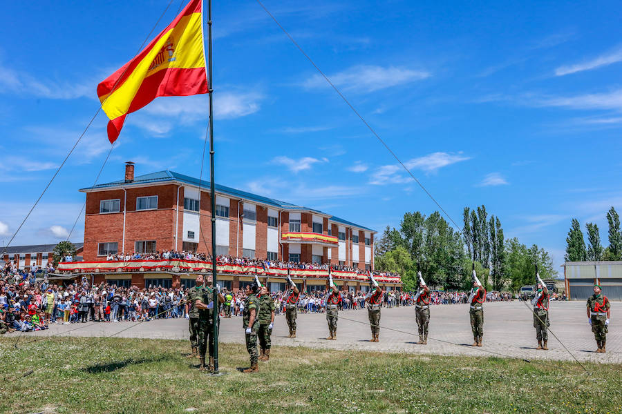Una exposición de materiales, carros de combate, vehículos blindados o helicópteros de la Unidad Militar de Emergencia se pudieron ver este sábado durante la jornada de puertas abiertas que la Comandancia Militar de Álava organizó para intentar acercar a la ciudadanía el trabajo de las diferentes unidades de las Fuerzas Armadas y de la Guardia Civil