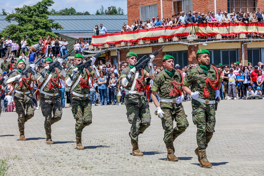 Una exposición de materiales, carros de combate, vehículos blindados o helicópteros de la Unidad Militar de Emergencia se pudieron ver este sábado durante la jornada de puertas abiertas que la Comandancia Militar de Álava organizó para intentar acercar a la ciudadanía el trabajo de las diferentes unidades de las Fuerzas Armadas y de la Guardia Civil
