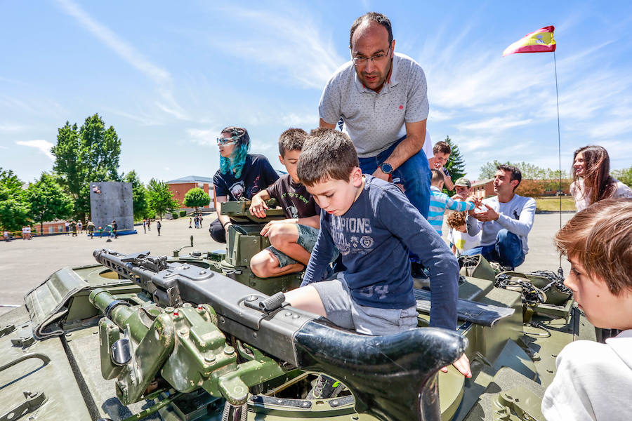 Una exposición de materiales, carros de combate, vehículos blindados o helicópteros de la Unidad Militar de Emergencia se pudieron ver este sábado durante la jornada de puertas abiertas que la Comandancia Militar de Álava organizó para intentar acercar a la ciudadanía el trabajo de las diferentes unidades de las Fuerzas Armadas y de la Guardia Civil