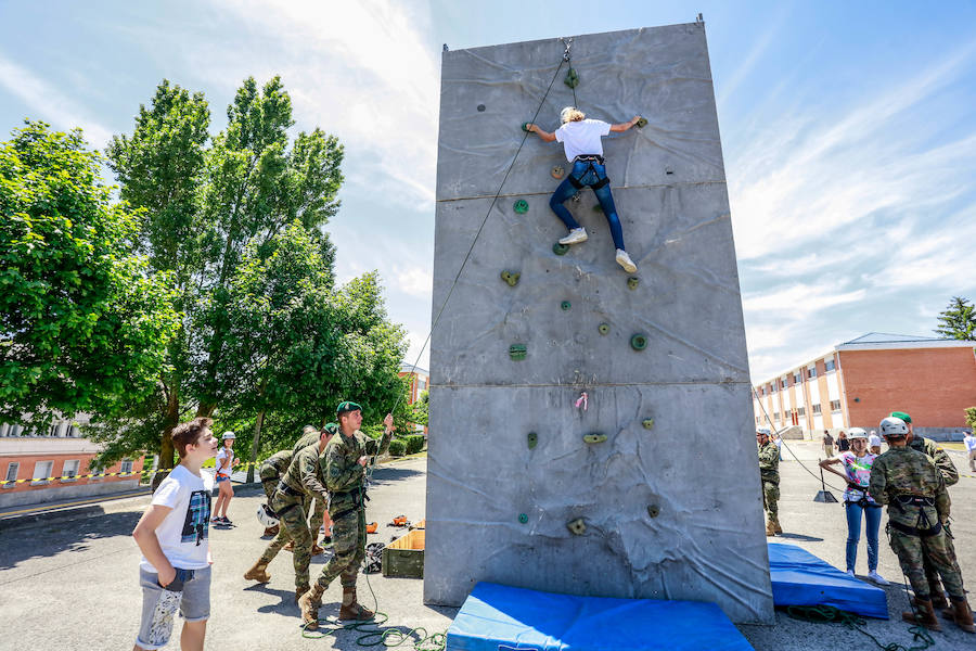 Una exposición de materiales, carros de combate, vehículos blindados o helicópteros de la Unidad Militar de Emergencia se pudieron ver este sábado durante la jornada de puertas abiertas que la Comandancia Militar de Álava organizó para intentar acercar a la ciudadanía el trabajo de las diferentes unidades de las Fuerzas Armadas y de la Guardia Civil