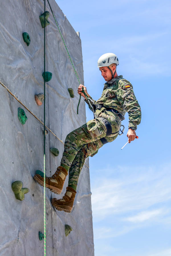 Una exposición de materiales, carros de combate, vehículos blindados o helicópteros de la Unidad Militar de Emergencia se pudieron ver este sábado durante la jornada de puertas abiertas que la Comandancia Militar de Álava organizó para intentar acercar a la ciudadanía el trabajo de las diferentes unidades de las Fuerzas Armadas y de la Guardia Civil