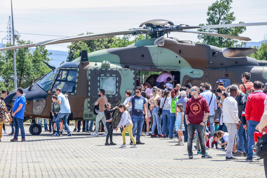 Una exposición de materiales, carros de combate, vehículos blindados o helicópteros de la Unidad Militar de Emergencia se pudieron ver este sábado durante la jornada de puertas abiertas que la Comandancia Militar de Álava organizó para intentar acercar a la ciudadanía el trabajo de las diferentes unidades de las Fuerzas Armadas y de la Guardia Civil