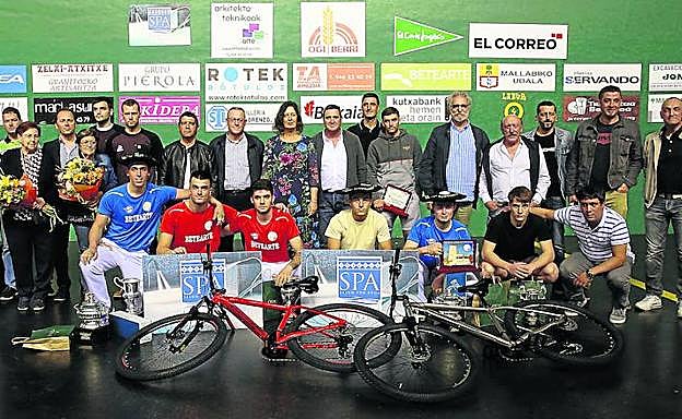 Pelotaris, organizadores, patrocinadores y representantes institucionales y de las empresas de pelota profesional tras la entrega de premios.