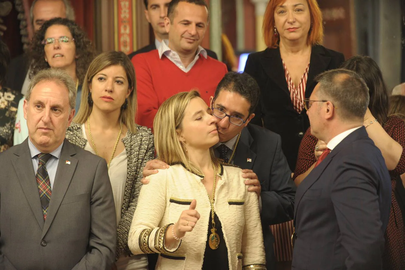 Óscar Fernández Monroy (PP) besa a Aitziber Ibaibarriaga (EH Bildu).
