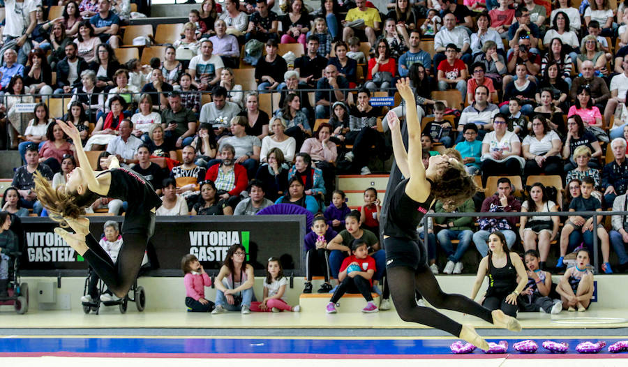 Maratón. Mil deportistas de todas las edades demostraron ayer en Mendizorroza que la gimnasia alavesa se encuentra en perfecta forma.