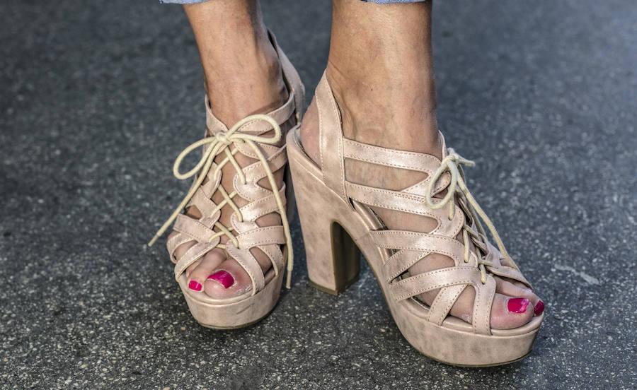 Eva Monedero define su estilo como "muy sencillo", aunque hoy se ha preparado para una tarde de pintxopote con amigas. La cazadora y las sandalias don de tiendas locales y las gafas de sol de la marca Vogue.