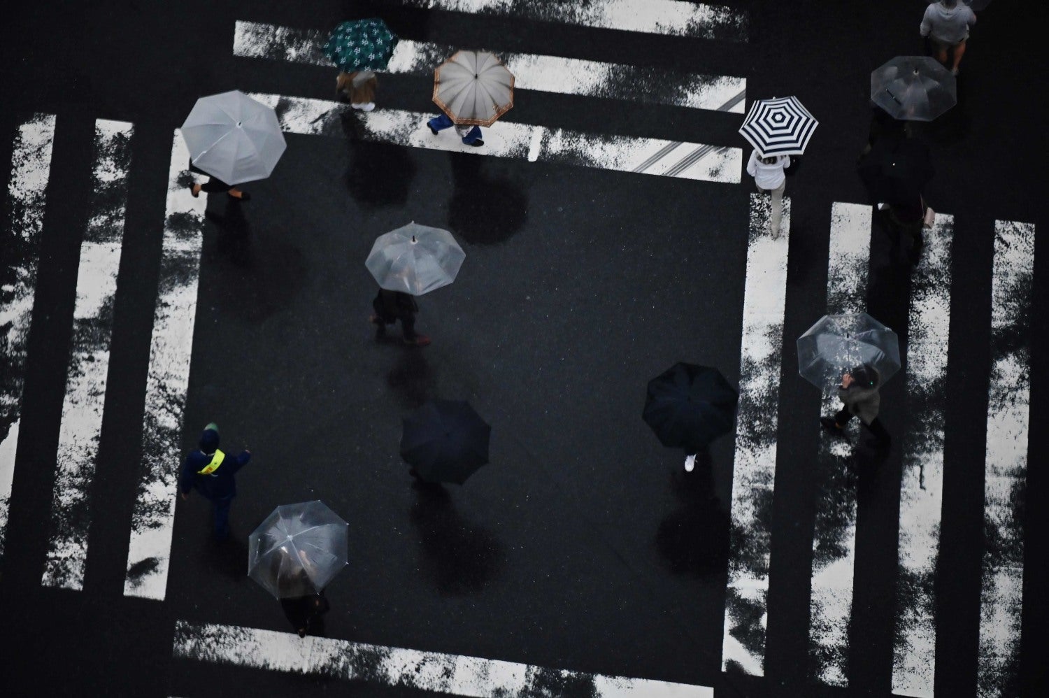 Peatones cruzando un paso de cebra en el distrito de Ginza, Tokio 