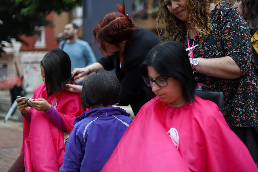 Esta iniciativa de la ONG 'Mechones Solidarios' busca devolver la sonrisa a aquellas personas que han perdido su pelo a causa de los tratamientos contra esta enfermedad