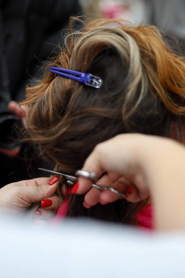 Esta iniciativa de la ONG 'Mechones Solidarios' busca devolver la sonrisa a aquellas personas que han perdido su pelo a causa de los tratamientos contra esta enfermedad