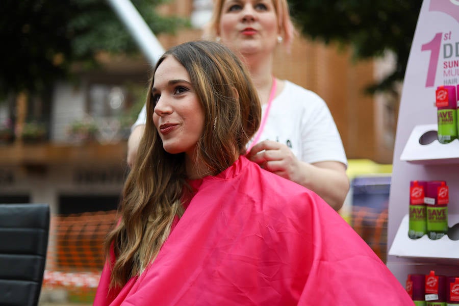 Esta iniciativa de la ONG 'Mechones Solidarios' busca devolver la sonrisa a aquellas personas que han perdido su pelo a causa de los tratamientos contra esta enfermedad