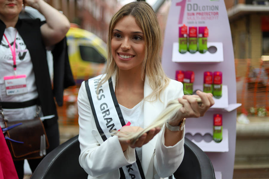 Esta iniciativa de la ONG 'Mechones Solidarios' busca devolver la sonrisa a aquellas personas que han perdido su pelo a causa de los tratamientos contra esta enfermedad