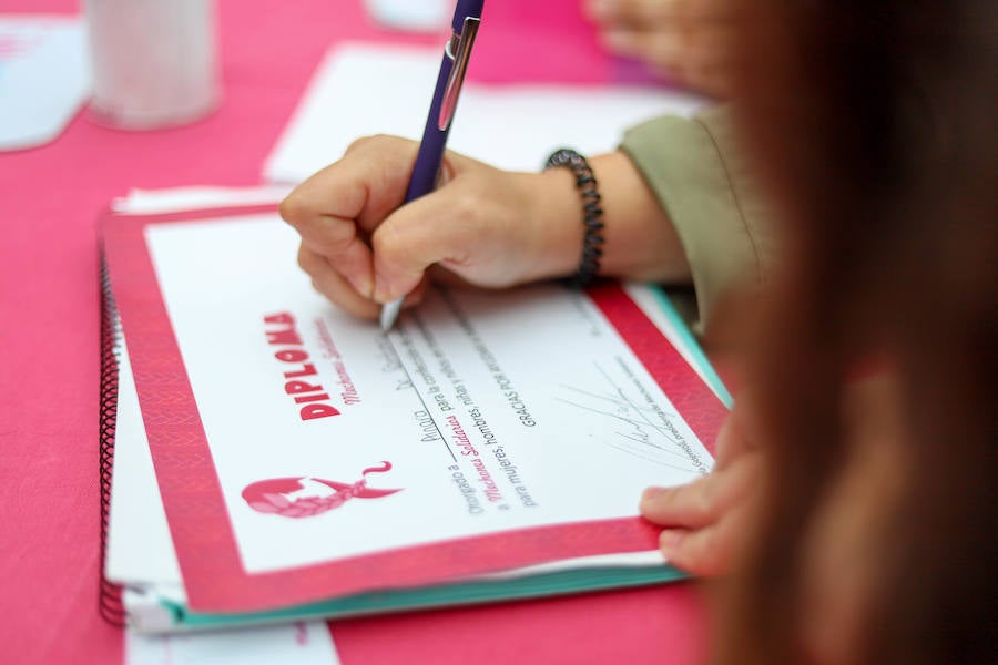 Esta iniciativa de la ONG 'Mechones Solidarios' busca devolver la sonrisa a aquellas personas que han perdido su pelo a causa de los tratamientos contra esta enfermedad