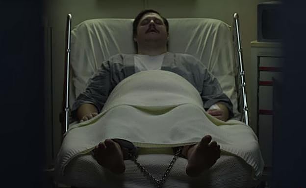 Edmund, antes de que Holden entre por la puerta.