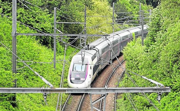 Un tren circula por la vía entre Hendaya y Bayona.