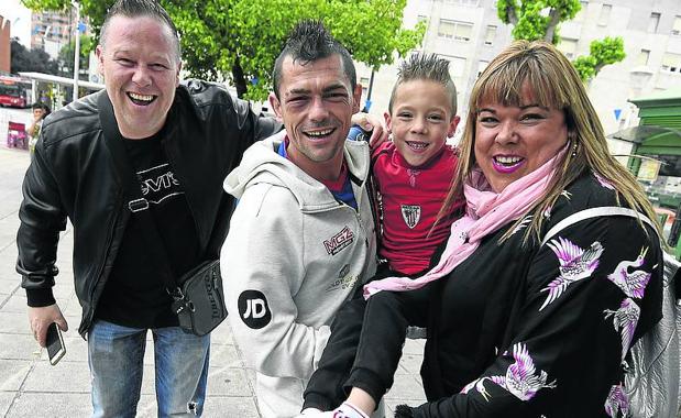 Imagen principal - Con el barrio en fiestas, Andoni Gago fue requerido ayer a cada paso por sus vecinos en la cita que tuvo con EL CORREO.