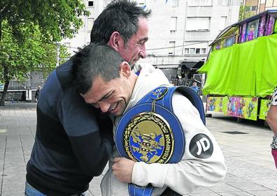 Imagen secundaria 1 - Con el barrio en fiestas, Andoni Gago fue requerido ayer a cada paso por sus vecinos en la cita que tuvo con EL CORREO.