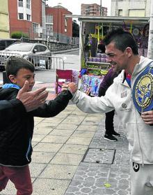 Imagen secundaria 2 - Con el barrio en fiestas, Andoni Gago fue requerido ayer a cada paso por sus vecinos en la cita que tuvo con EL CORREO.