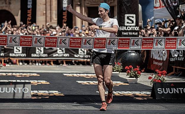 Kilian Jornet cruza la meta como ganador de la última Zegama-Aizkorri.