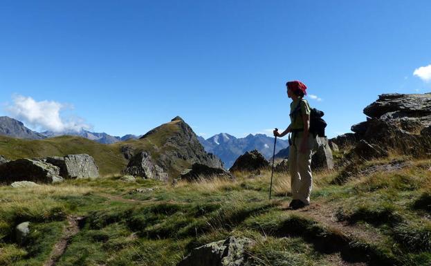 Volvemos la mirada para contemplar el camino recorrido. La Punta de la Garganta, a la izquierda del sendero. 