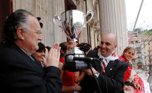 El que fuera técnico del Athletic celebrando en el Ayuntamiento de Bilbao la liga lograda en 2007. 