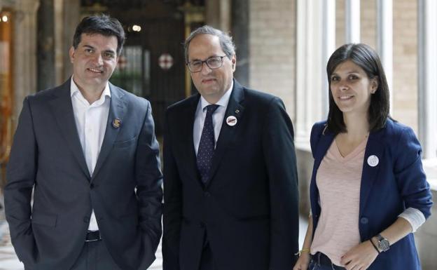 Quim Torra (c) , se ha reunido este mediodía en el Palau de la Generalitat con una delegación del grupo parlamentario de ERC, encabezada por su presidente, Sergi Sabrià (i) y la portavoz del partido Marta Vilalta (d).