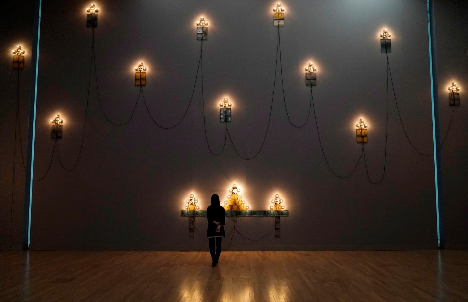 Una mujer observas las obras del artista francés Christian Boltanski, durante la presentación a los medios de la exposición ''Christian Boltanski - Vida'', en el Centro de Arte Nacional de Tokio (Japón). 