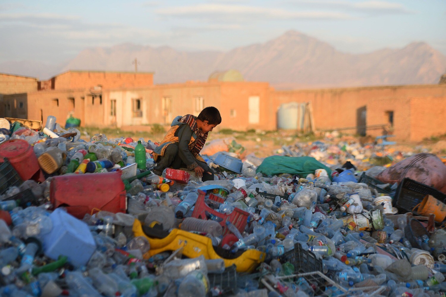 Un niño afgano trabaja en una fábrica de reciclaje de plástico en las afueras de Mazar-i-Sharif.