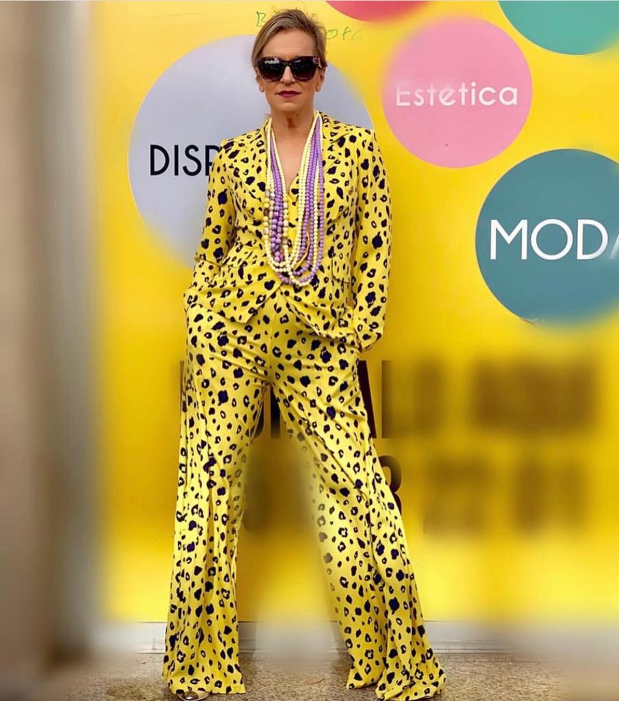 Esta experta en moda de 56 años, que reivindica que «la madurez tiene un estilo fantástico», demuestra con sus atrevidos looks que cuenta con tanta o más actitud que las 'influencers' jóvenes