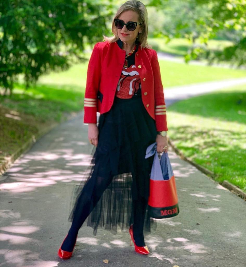 Esta experta en moda de 56 años, que reivindica que «la madurez tiene un estilo fantástico», demuestra con sus atrevidos looks que cuenta con tanta o más actitud que las 'influencers' jóvenes