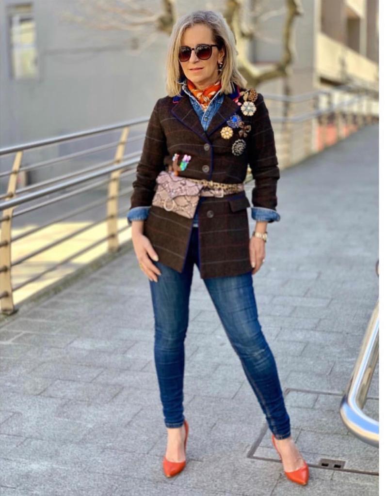 Esta experta en moda de 56 años, que reivindica que «la madurez tiene un estilo fantástico», demuestra con sus atrevidos looks que cuenta con tanta o más actitud que las 'influencers' jóvenes