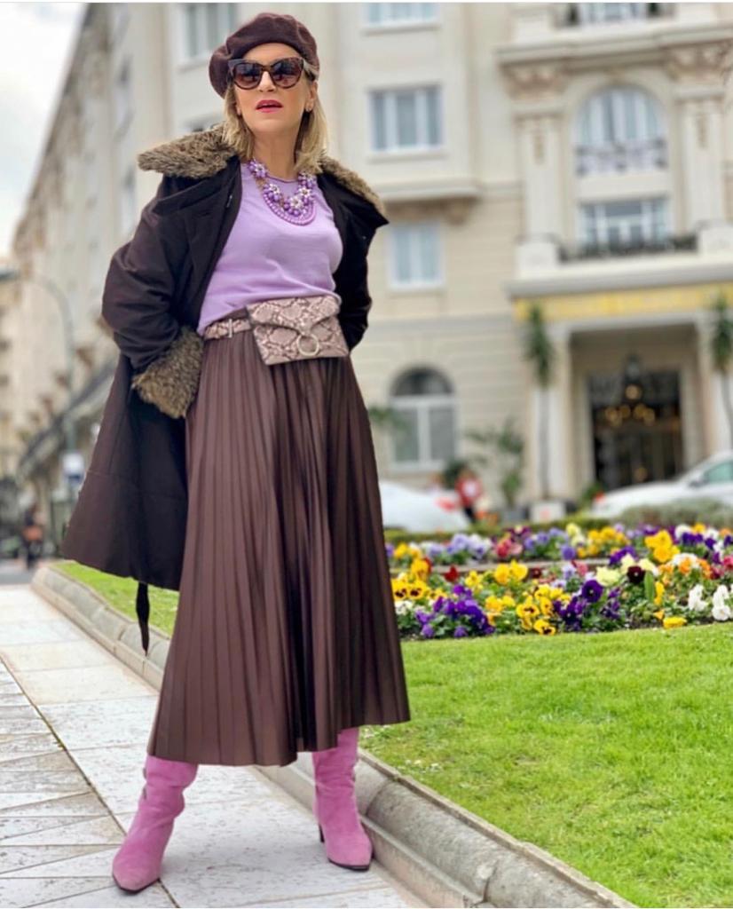 Esta experta en moda de 56 años, que reivindica que «la madurez tiene un estilo fantástico», demuestra con sus atrevidos looks que cuenta con tanta o más actitud que las 'influencers' jóvenes