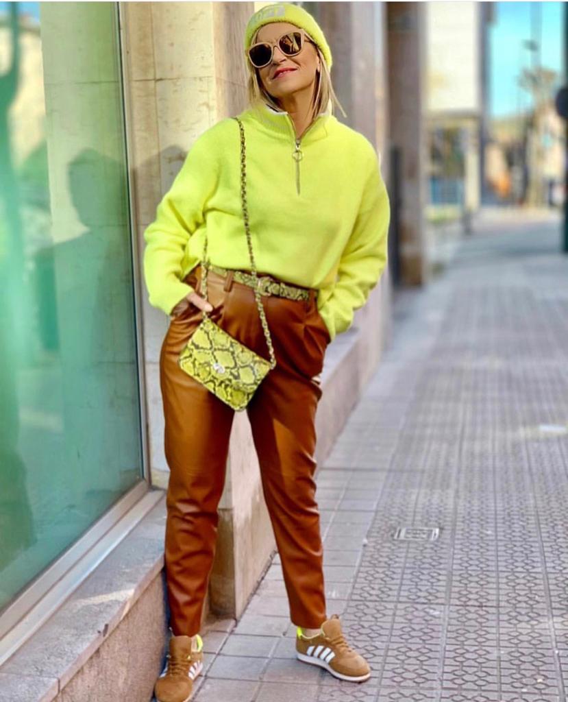 Esta experta en moda de 56 años, que reivindica que «la madurez tiene un estilo fantástico», demuestra con sus atrevidos looks que cuenta con tanta o más actitud que las 'influencers' jóvenes