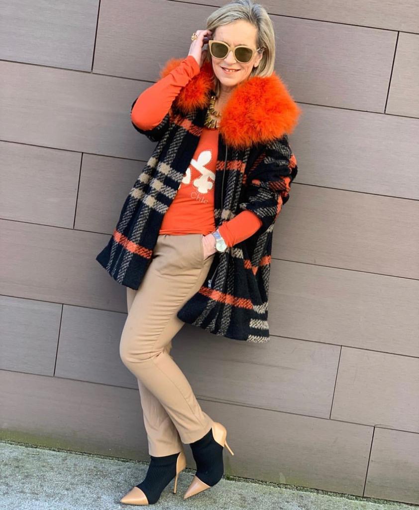 Esta experta en moda de 56 años, que reivindica que «la madurez tiene un estilo fantástico», demuestra con sus atrevidos looks que cuenta con tanta o más actitud que las 'influencers' jóvenes