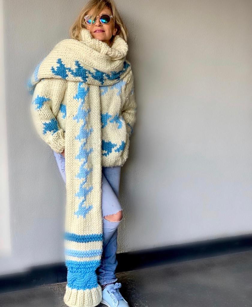 Esta experta en moda de 56 años, que reivindica que «la madurez tiene un estilo fantástico», demuestra con sus atrevidos looks que cuenta con tanta o más actitud que las 'influencers' jóvenes