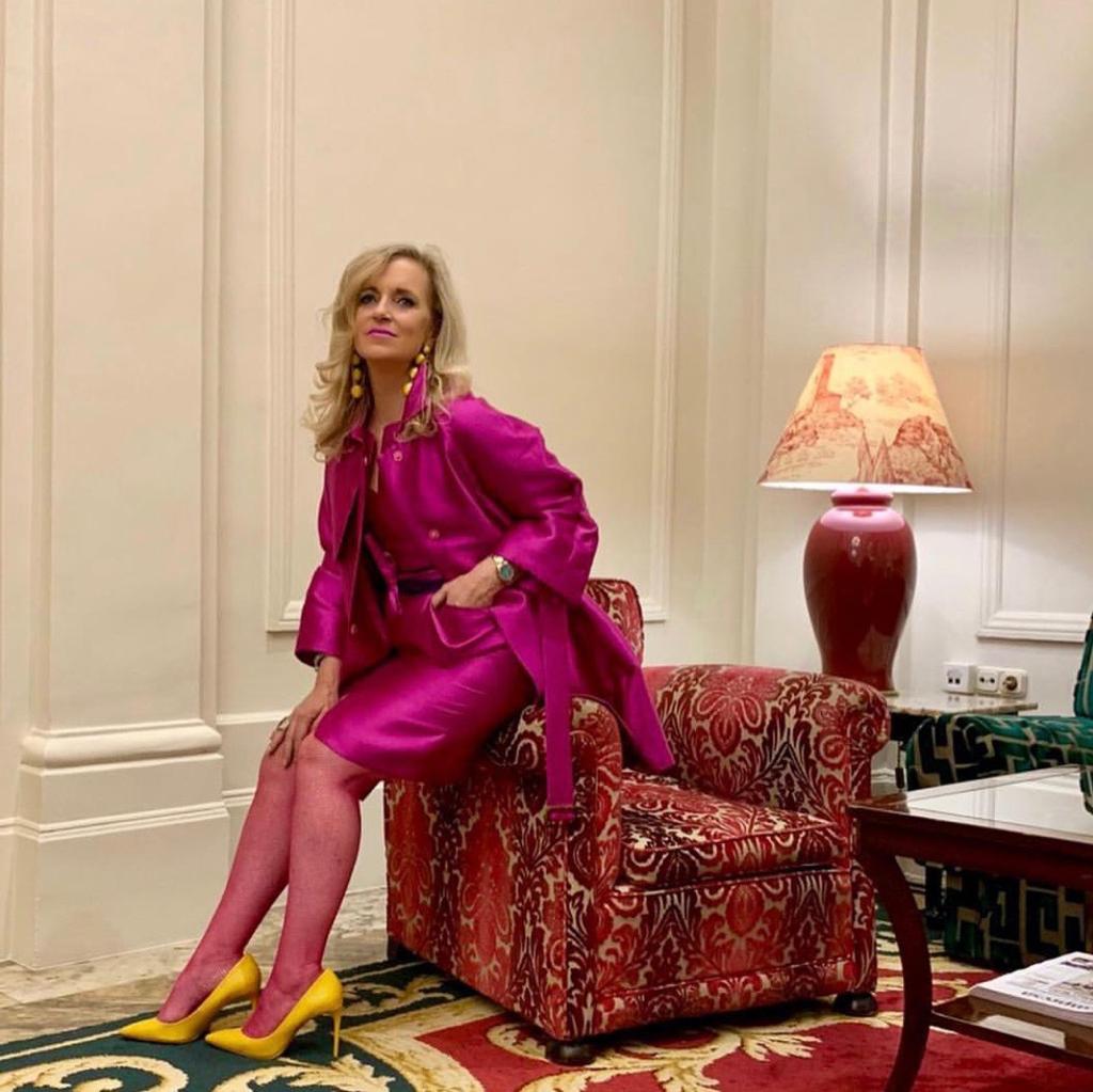 Esta experta en moda de 56 años, que reivindica que «la madurez tiene un estilo fantástico», demuestra con sus atrevidos looks que cuenta con tanta o más actitud que las 'influencers' jóvenes